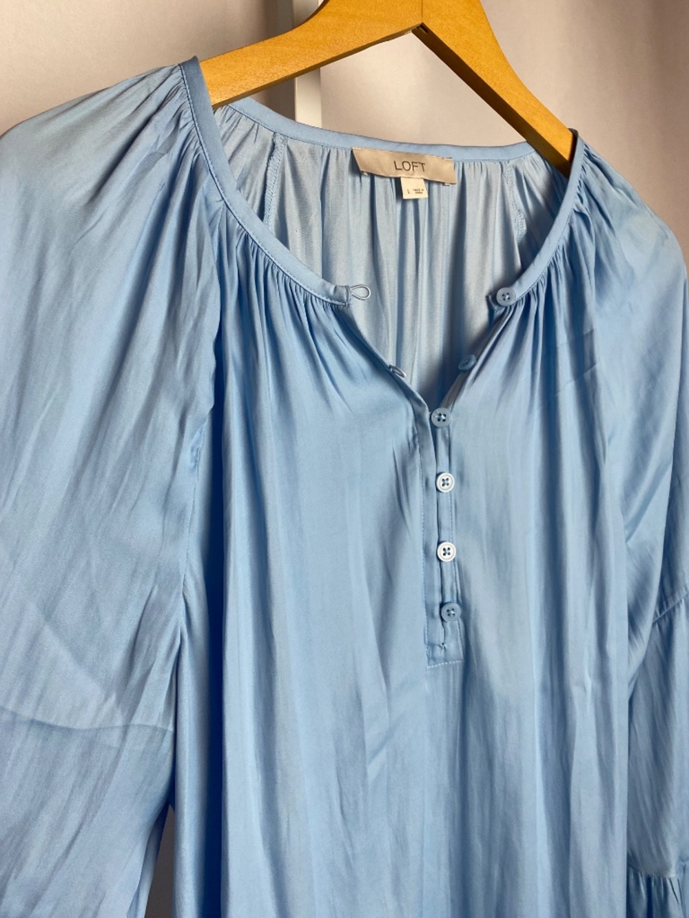 Loft Light Blue Womenʻs Soft Long Sleeve Split Neck Ruched Shoulder Blouse Large - Picture 5 of 7